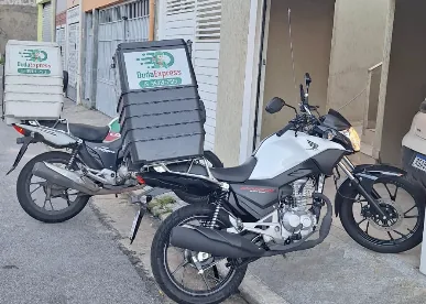 Motos da frota própria DudaExpress com baús de 135 litros em São Paulo